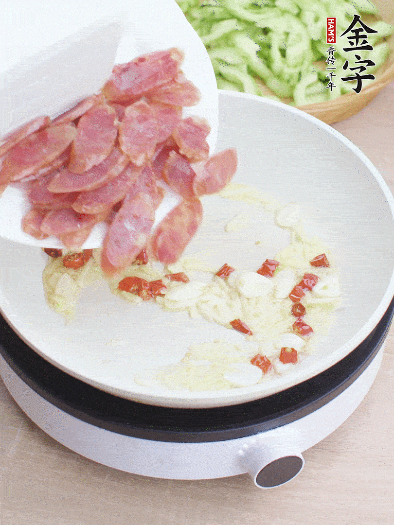 油5成熱時，姜、蒜、辣椒爆香。