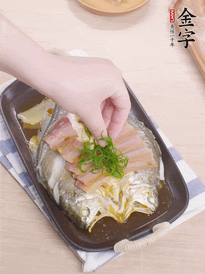 取出姜蔥，淋2勺蒸魚豉油，擺蔥絲。