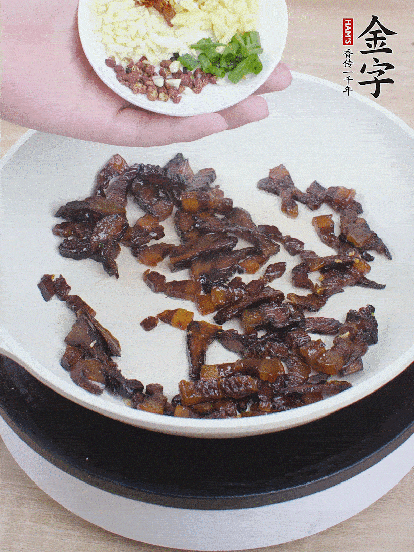 下蔥姜蒜、干辣椒、花椒粒炒香。