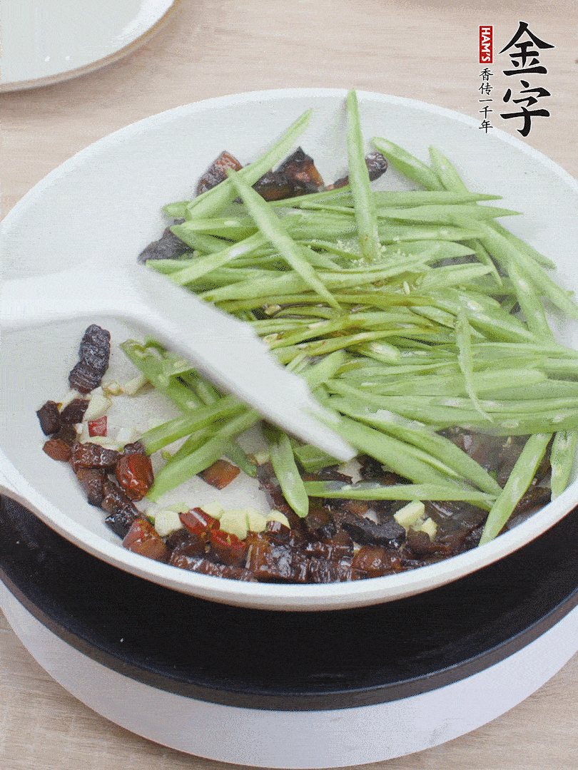 下豆角，生抽、雞精調(diào)味，炒到斷生。
