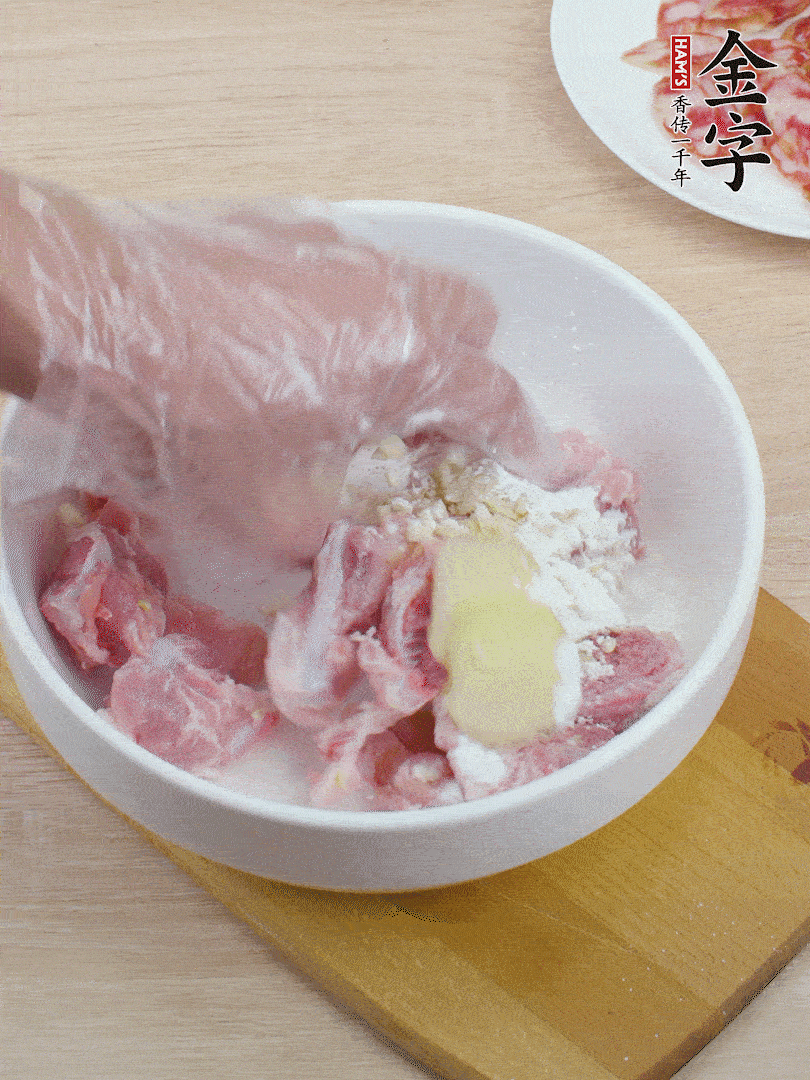 洗凈的小排，加鹽、姜、蒜末、淀粉、胡椒粉抓勻，腌制15分鐘。