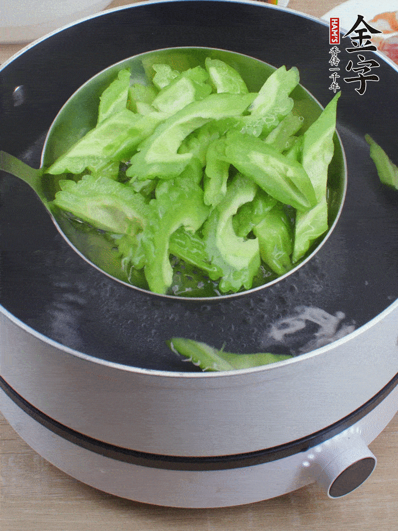 苦瓜去瓤切小塊，開水中加鹽汆燙30秒。