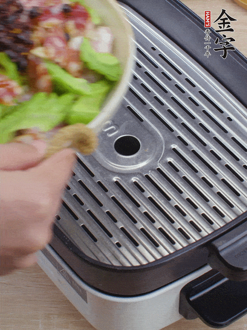 小排、苦瓜、香腸依次碼入，撒上豆豉蒸25分鐘。