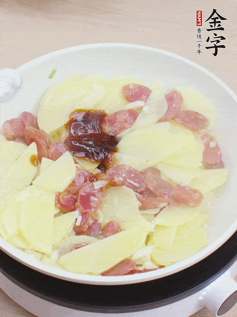 下土豆片，1勺生抽、1勺蠔油、1/3勺鹽、1/3勺糖炒至入味。