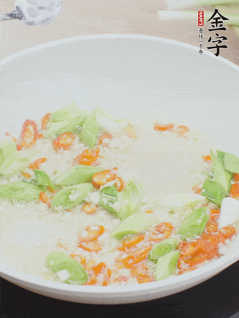 油5成熱時(shí)，下蒜末、辣椒、蒜白煸炒。