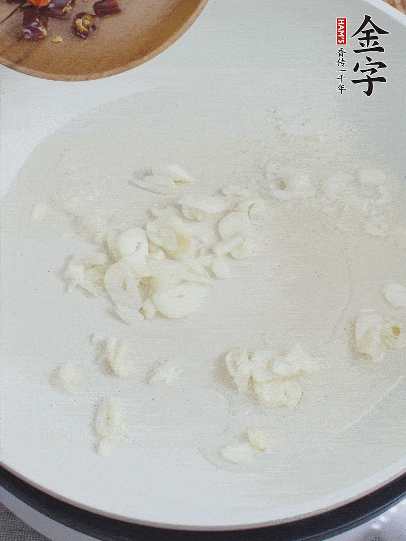 藕去皮，切成1cm見方的丁，放入清水浸泡。美人椒切圈。蒜切成末。