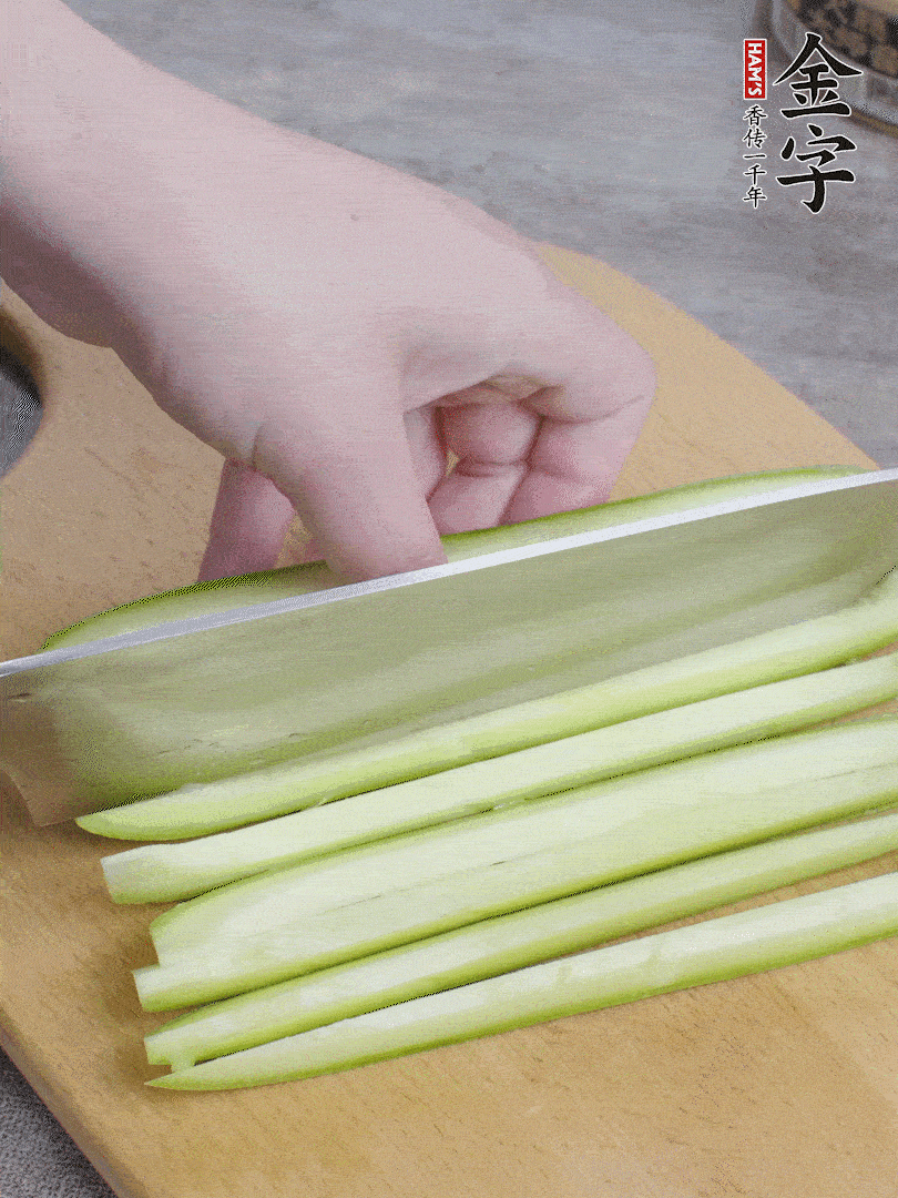 西葫蘆對(duì)半切，去瓤切條。