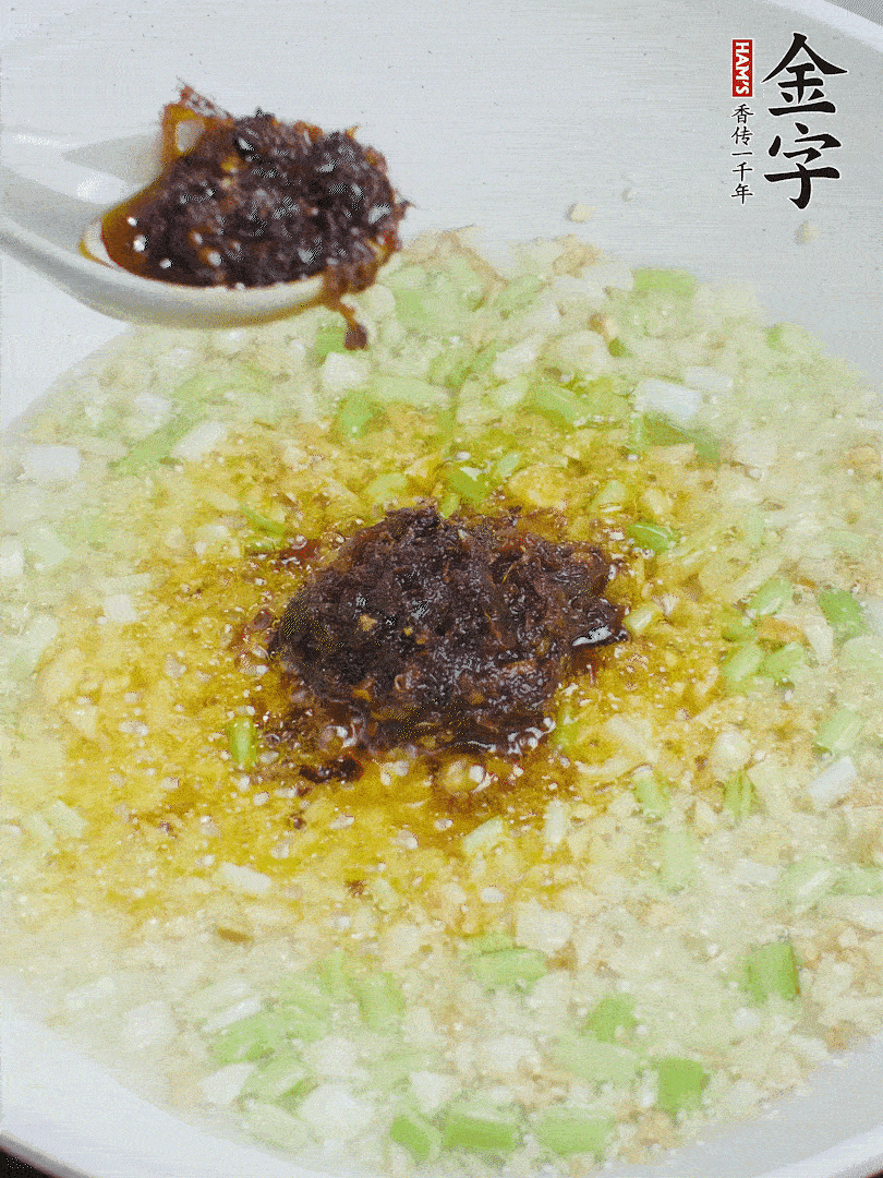 下蔥姜、1大勺金字火腿大師醬爆香。