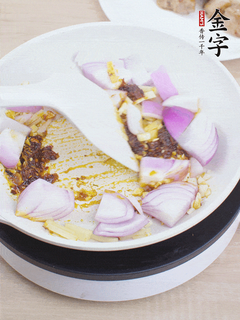 另起一鍋，姜、蒜末、1勺金字火腿大師醬、洋蔥塊炒香。