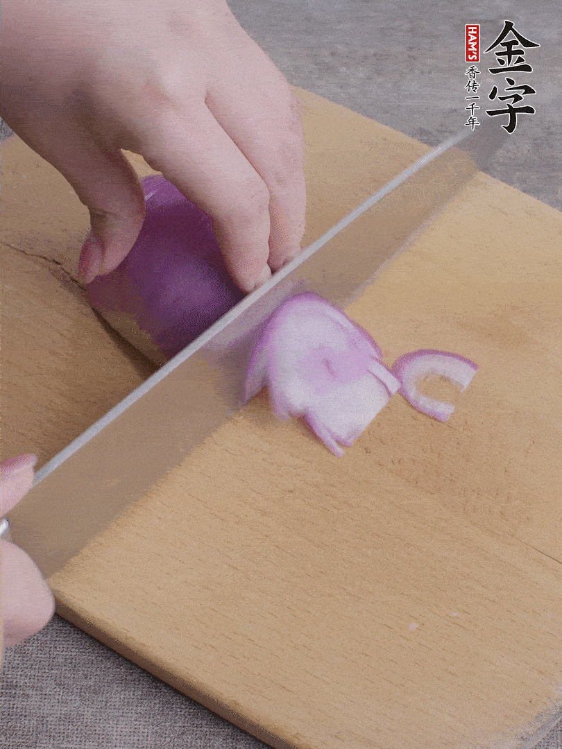 洋蔥切絲、蔥切段。