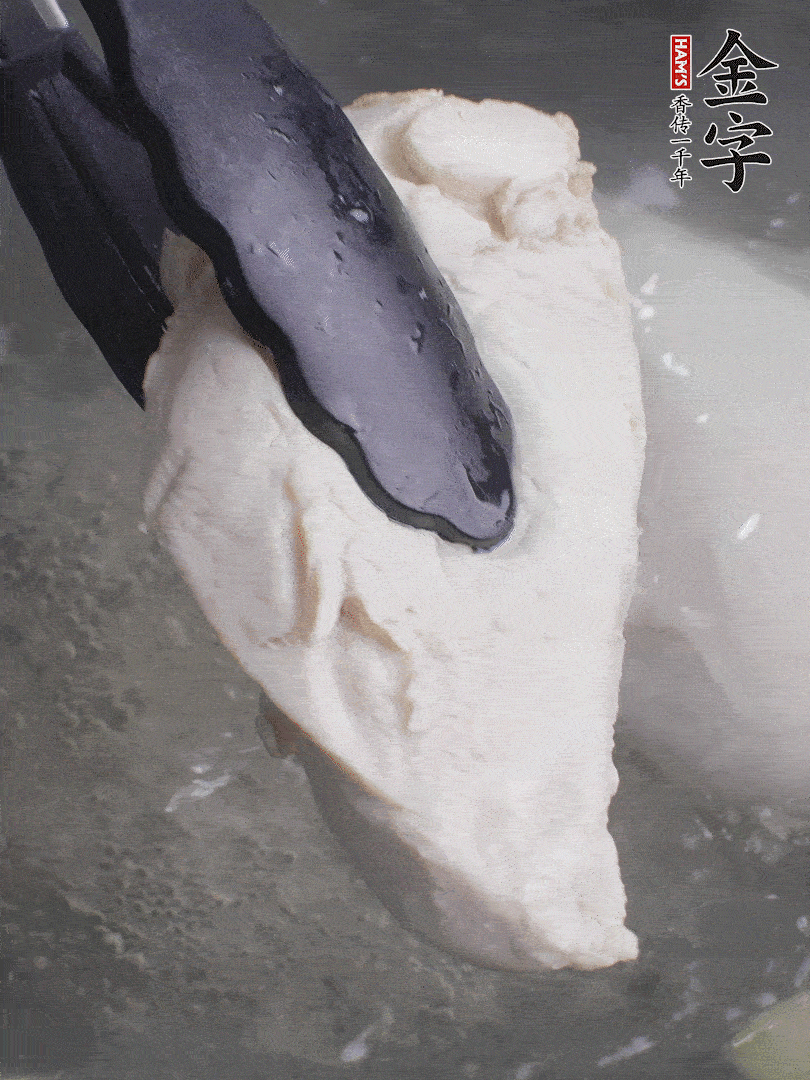 雞胸肉冷水下鍋，加姜片煮熟。過冰水撕成細(xì)絲。