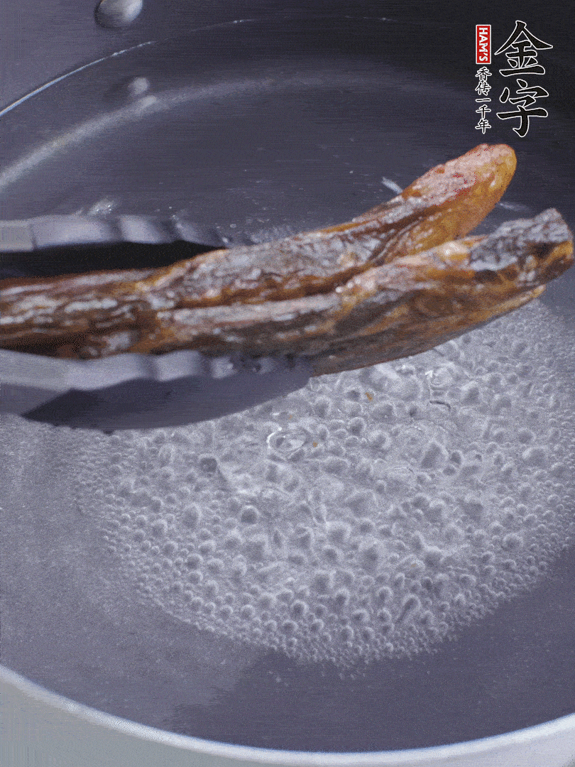 金字醬油肉水煮15分鐘，切薄片。