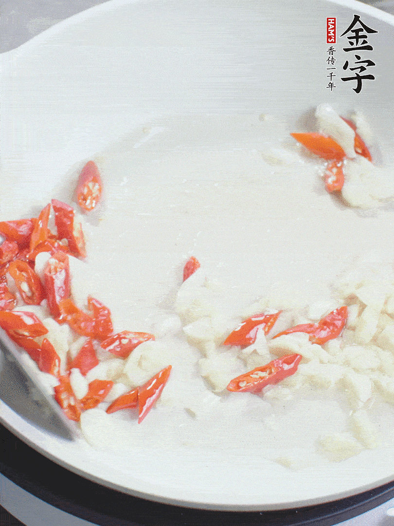 冷鍋熱油，下辣椒、大蒜煸香。