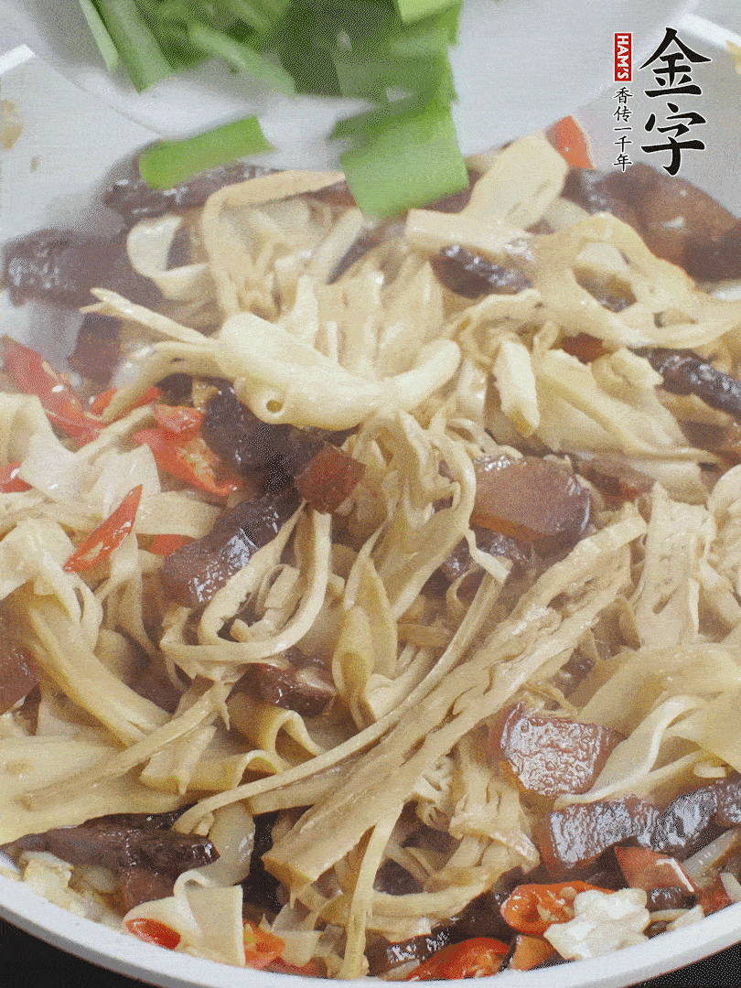 翻炒均勻，下蒜葉。