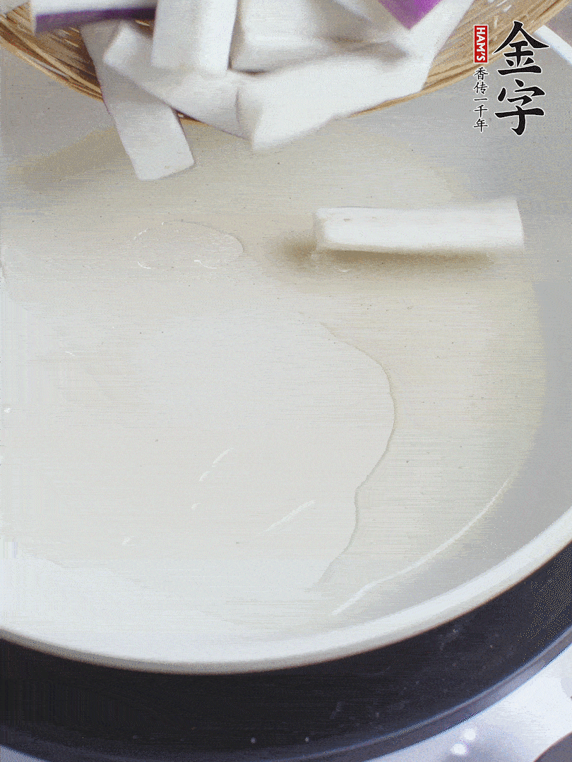 杭茄洗凈去蒂，縱向剖成4份，切成長10cm左右的段。白洋蔥切絲?？谀⑾磧羧サ舯?。紅椒切菱形片。