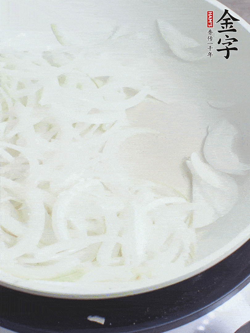 油熱下洋蔥絲、紅椒炒出香味。