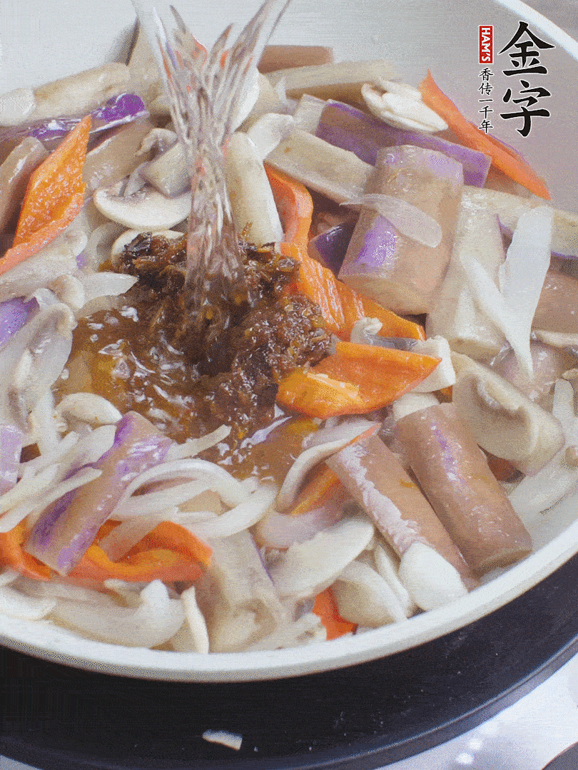 下茄子、口蘑，淋入料汁，加熱水份收干。