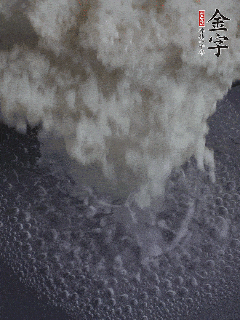 浸泡好的大米，沸水下鍋煮5分鐘，撈出瀝干。