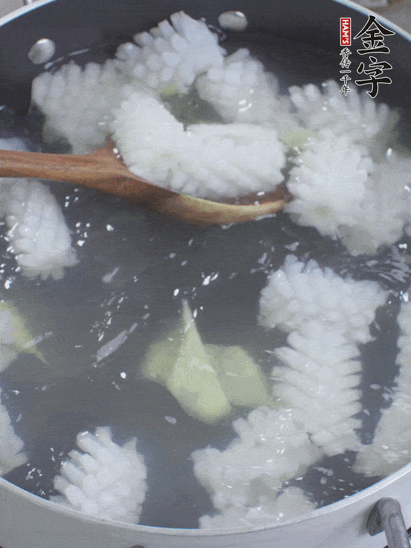 魷魚解凍后，加姜片、料酒汆燙30秒。
