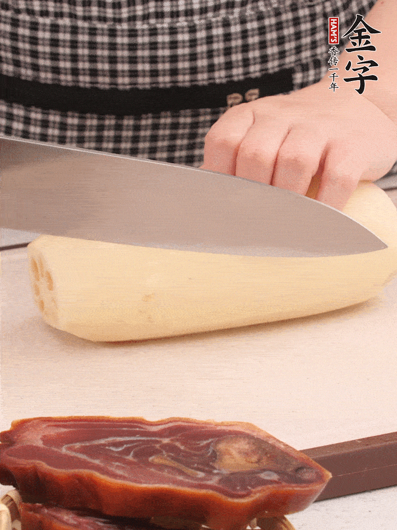 蓮藕削皮切塊。