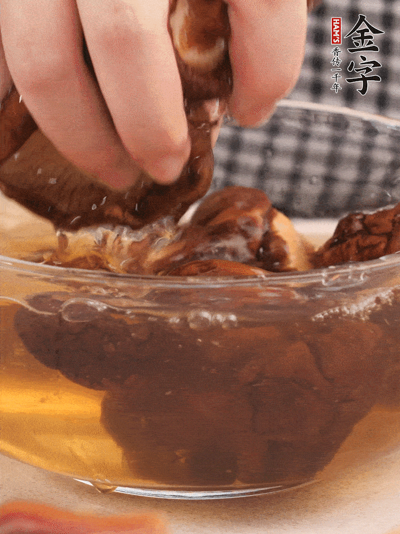 干香菇溫水泡發(fā)，去蒂洗凈切十字。