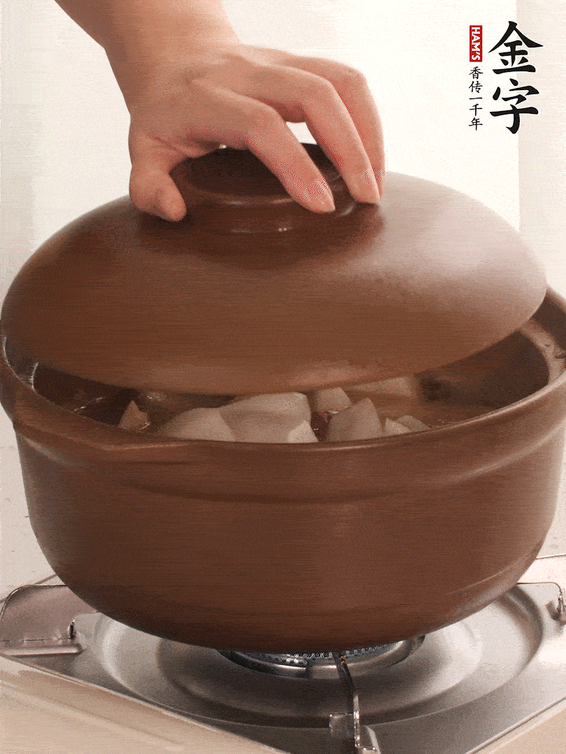 倒沒過食材的熱水，大火燒開。蓋上蓋子轉(zhuǎn)中小火，燉15-20分鐘。等蘿卜煮到喜歡的軟爛度就可以關(guān)火。