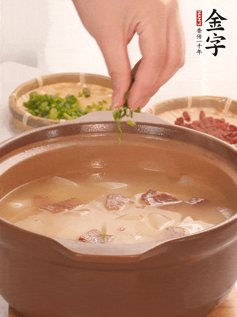 最后點(diǎn)綴點(diǎn)小蔥花、枸杞，增色提味。