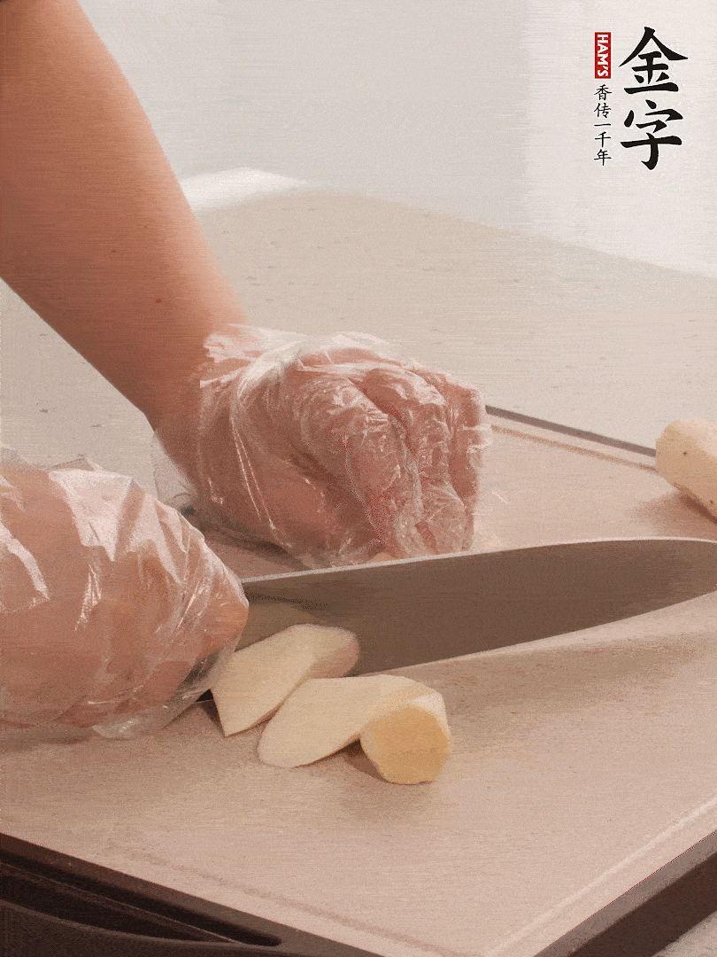 鐵棍山藥洗凈削皮，切斜刀塊。