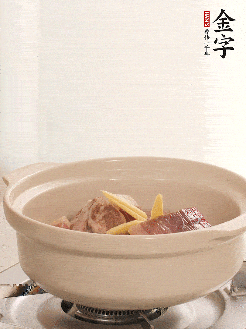 湯鍋放入排骨、火腿、姜，加適量水。煮開后轉(zhuǎn)小火燉40分鐘。