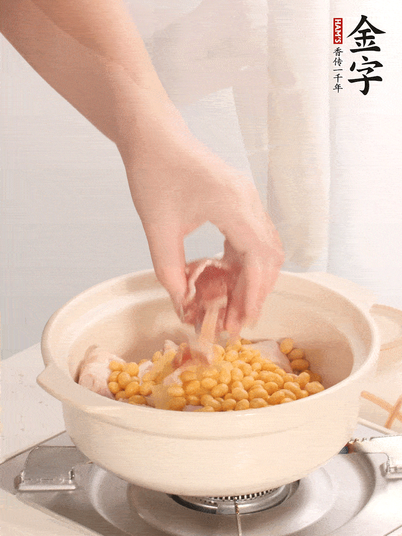 湯鍋放入豬蹄、姜片，加入黃豆、火腿，倒入足量的清水、適量料酒。