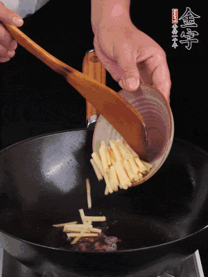 留少許余油，下姜絲、毛豆、火腿翻炒。