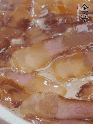 油5成熱，醬油肉煸香。