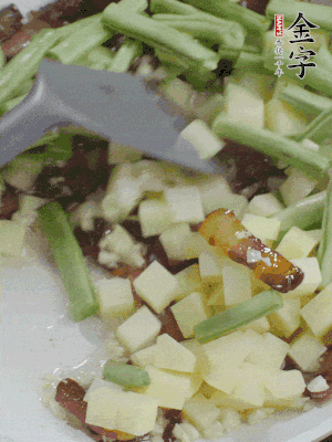 下蒜末、豆角、土豆塊翻炒。