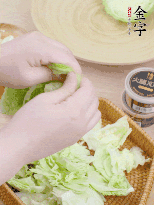 卷心菜掰成小片。