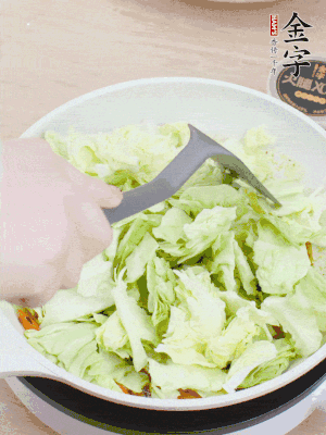 下卷心菜翻炒。