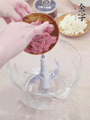 江南野筍干浸泡至軟；豬五花肉切薄片；腐皮改刀切成長方形。