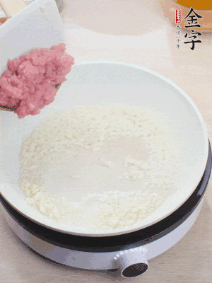 鍋內(nèi)熱油，蒜泥、牛肉泥炒至酥香。