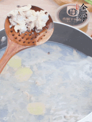 沸水下花蛤肉、姜片、料酒焯水。