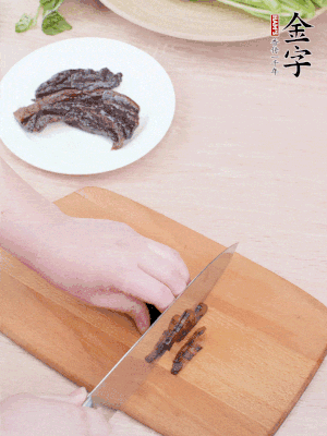 金字醬油肉下鍋煮10分鐘，切薄片。