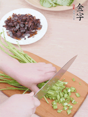 空心菜摘掉葉子，菜梗切成丁。