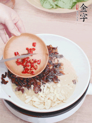 爆香蒜末、小米辣。