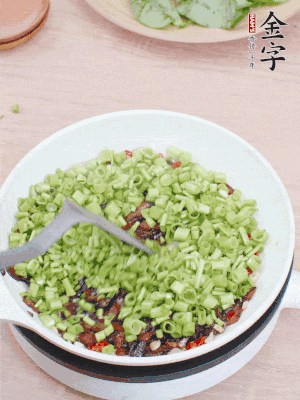 下菜梗翻炒，混合醬油肉。