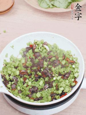 1勺生抽、1勺蠔油、1點(diǎn)點(diǎn)白糖調(diào)味。