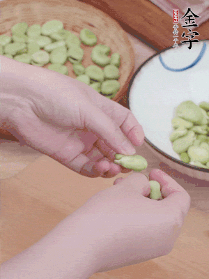 蠶豆剝殼，去掉豆衣，切碎。