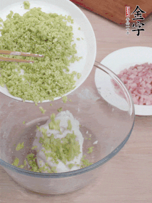 糯米粉邊揉邊加水，成團(tuán)后揉進(jìn)蠶豆、咸肉。