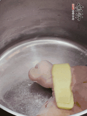 撈出洗凈后，加蔥姜、黃酒二遍焯水。