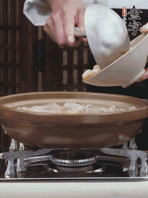 燜煮30分鐘，下花生、紅棗煮5分鐘。（花生提前預(yù)煮15分鐘）