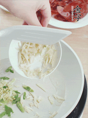 油4成熱，下蔥姜蒜、干辣椒、花椒煸出香味。