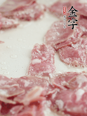 炒鍋熱油，下培根火腿煸炒。