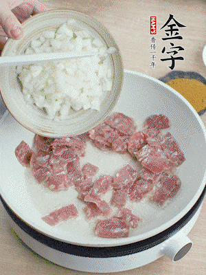 依次下洋蔥、紅菜椒、豌豆粒、玉米粒翻炒均勻。